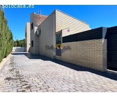 Casa moderna con piscina y garaje