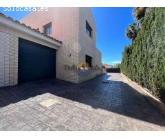 Casa moderna con piscina y garaje