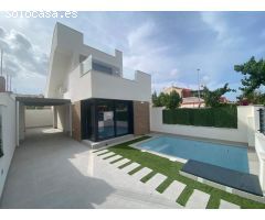 VILLA DE OBRA NUEVA, CON 3 HABITACIONES Y PISCINA, A 650m DE LA PLAYA, EN LOS ALCÁZARES, MURCIA.