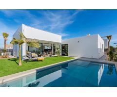 VILLA DE OBRA NUEVA, CON 3 HABITACIONES Y PISCINA, A 300m DE LA PLAYA, EN MAR DE CRISTAL, MURCIA.