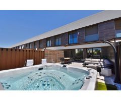 PRECIOSO Y EXCLUSIVO CHALET EN FRENOS, 3 habitaciones (antes 4 ), 3 baños, garaje y jardín.