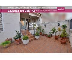ZONA Torrenieve. Piso de 4 habitaciones, 2 baños. Trastero, piscina y garaje. 70 m2 de Jardín.