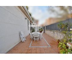 ZONA Torrenieve. Piso de 4 habitaciones, 2 baños. Trastero, piscina y garaje. 70 m2 de Jardín.