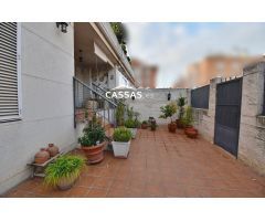 ZONA Torrenieve. Piso de 4 habitaciones, 2 baños. Trastero, piscina y garaje. 70 m2 de Jardín.