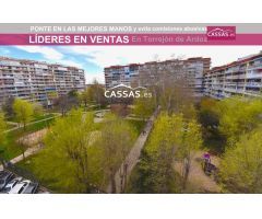 Parque de Cataluña- 4 habitaciones y 2 baños. De esquina con terraza.