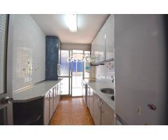 Parque de Cataluña- 4 habitaciones y 2 baños. De esquina con terraza.