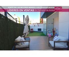 ZONA CENTRO - Bajo con jardín, 2 habitaciones con 2 baños. Garaje y trastero