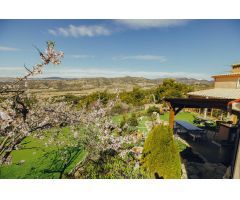 Casa de 5 habitaciones con terreno en Torremanzanas