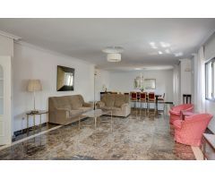 Chalet de 4 habitaciones con piscina y zonas ajardinadas en Lloixa.