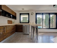 Chalet de 5 habitaciones con piscina y jardín Urbanización Lloixa de San Juan de Alicante.