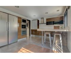 Chalet de 5 habitaciones con piscina y jardín Urbanización Lloixa de San Juan de Alicante.
