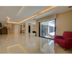 Chalet de 5 habitaciones con piscina y jardín Urbanización Lloixa de San Juan de Alicante.