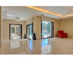 Chalet de 5 habitaciones con piscina y jardín Urbanización Lloixa de San Juan de Alicante.