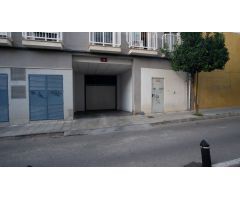Amplia plaza de aparcamiento en el centro de Elda