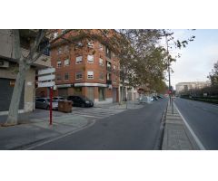 Local en Avenida de Ronda buena ubicación para cualquier tipo de negociio