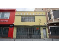 Casa de dos plantas en calle Jardines de Elda pleno centro de la Ciudad