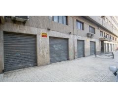 Amplio local comercial, a pie de calle.