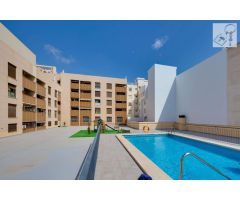 APARTAMENTO EN EL CENTRO DE TORREVIEJA, 2 DORMITORIOS, PISCINA Y GARAJE Y TRASTERO DE 30M2