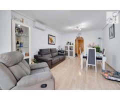 APARTAMENTO EN EL CENTRO DE TORREVIEJA, 2 DORMITORIOS, PISCINA Y GARAJE Y TRASTERO DE 30M2