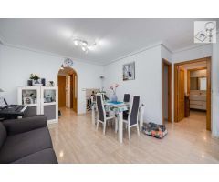 APARTAMENTO EN EL CENTRO DE TORREVIEJA, 2 DORMITORIOS, PISCINA Y GARAJE Y TRASTERO DE 30M2