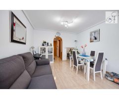APARTAMENTO EN EL CENTRO DE TORREVIEJA, 2 DORMITORIOS, PISCINA Y GARAJE Y TRASTERO DE 30M2