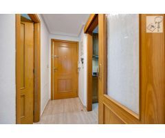 APARTAMENTO EN EL CENTRO DE TORREVIEJA, 2 DORMITORIOS, PISCINA Y GARAJE Y TRASTERO DE 30M2