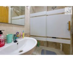APARTAMENTO EN EL CENTRO DE TORREVIEJA, 2 DORMITORIOS, PISCINA Y GARAJE Y TRASTERO DE 30M2