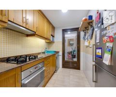 APARTAMENTO EN EL CENTRO DE TORREVIEJA, 2 DORMITORIOS, PISCINA Y GARAJE Y TRASTERO DE 30M2