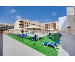APARTAMENTO EN EL CENTRO DE TORREVIEJA, 2 DORMITORIOS, PISCINA Y GARAJE Y TRASTERO DE 30M2
