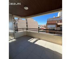 INCREIBLE APARTAMENTO PARA REFORMAR DE 3 HABITACIONES EN EL CENTRO DE TORREVIEJA CON VISTAS AL MAR!