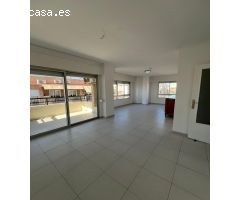 INCREIBLE APARTAMENTO PARA REFORMAR DE 3 HABITACIONES EN EL CENTRO DE TORREVIEJA CON VISTAS AL MAR!