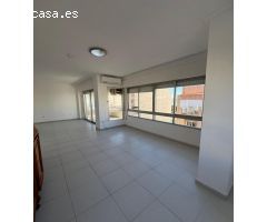 INCREIBLE APARTAMENTO PARA REFORMAR DE 3 HABITACIONES EN EL CENTRO DE TORREVIEJA CON VISTAS AL MAR!