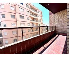 Gran piso con tres dormitorios y terraza en el centro de Almería