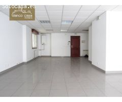 Alquiler de local para oficina de 66m2 en calle peatonal y comercial por 385€/mes