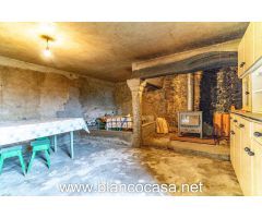 ¡CASA de PIEDRA para REFORMAR con 24.400M2 de TERRENO + 3 ALPENDRES POR EL PRECIO DE 129.900€!