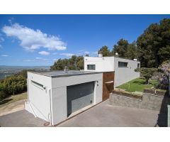 Moderna casa en Corbera de Llobregat.
