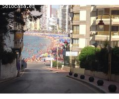 Se vende local comercial a un paso de playa Levante con terraza abierta  30 m con vistas al mar.