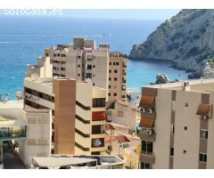 Amplio piso con 3 dormitorios y vistas preciosas al mar y montañas cerca de playa Poniente.