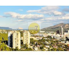 SE VENDE PISO DE DOS DORMITORIOS CON VISTAS AL MAR Y GARAJE EN BENIDORM