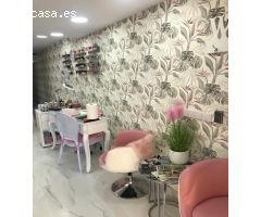 Bonito local comercial reformado y funcionando como peluquería.