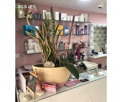 Bonito local comercial reformado y funcionando como peluquería.
