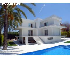 Exclusiva villa unifamiliar con personal diseño, esta ubicada en zona Rincon de Loix.