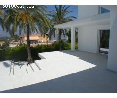 Exclusiva villa unifamiliar con personal diseño, esta ubicada en zona Rincon de Loix.