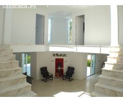 Exclusiva villa unifamiliar con personal diseño, esta ubicada en zona Rincon de Loix.