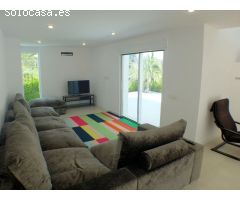 Exclusiva villa unifamiliar con personal diseño, esta ubicada en zona Rincon de Loix.