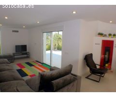 Exclusiva villa unifamiliar con personal diseño, esta ubicada en zona Rincon de Loix.