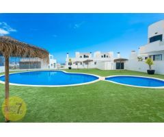 SE VENDE VILLA DE DOS DORMITORIOS CON VISTAS AL MAR EN FINESTRAT CON PARKING Y PISCINA COMUNITARIA