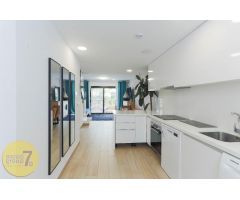 SE VENDE VILLA DE DOS DORMITORIOS CON VISTAS AL MAR EN FINESTRAT CON PARKING Y PISCINA COMUNITARIA