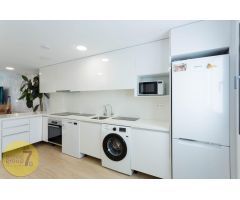 SE VENDE VILLA DE DOS DORMITORIOS CON VISTAS AL MAR EN FINESTRAT CON PARKING Y PISCINA COMUNITARIA