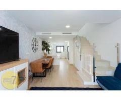 SE VENDE VILLA DE DOS DORMITORIOS CON VISTAS AL MAR EN FINESTRAT CON PARKING Y PISCINA COMUNITARIA